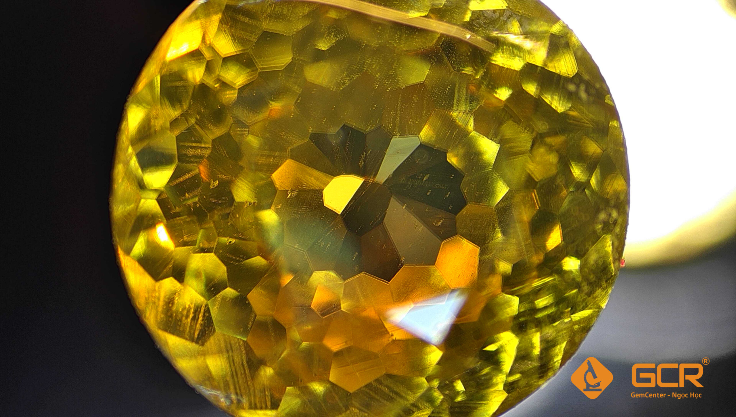 Hiệu ứng "Doubling of Pavilion Facets" của Zircon vàng - photo Gcr